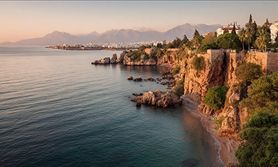 Antalya sahil şeridi ve Akdeniz manzarası